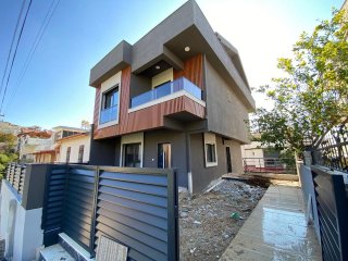 Menderes Özdere de Geneş Bahçeli Satılık Sıfır 3+1 Villa