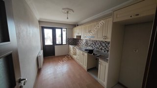 YENİ CAMİ AKYAZI MERKEZ'DE KİRALIK ARA KAT 2 + 1 NET 84 m2