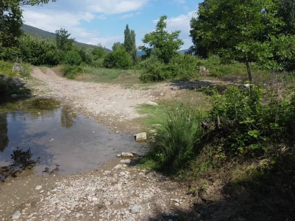 AVCI EMLAK’TAN GEYVE ŞEHREN’DE DERE KENARINDA YOLA CEPHE 1150 m² DÜMDÜZ ARAZİ