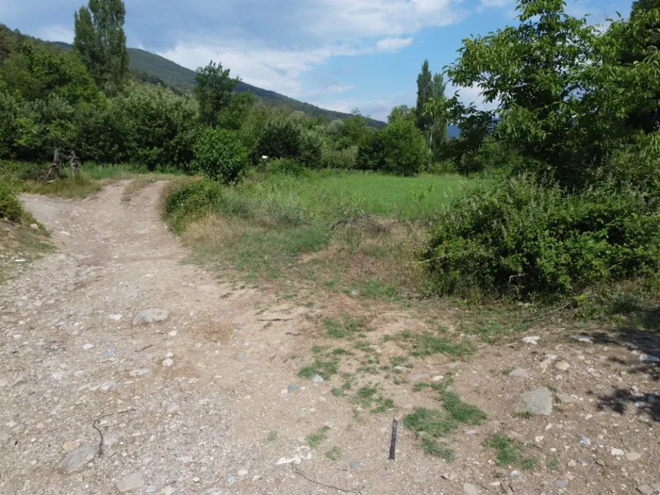 AVCI EMLAK’TAN GEYVE ŞEHREN’DE DERE KENARINDA YOLA CEPHE 1150 m² DÜMDÜZ ARAZİ