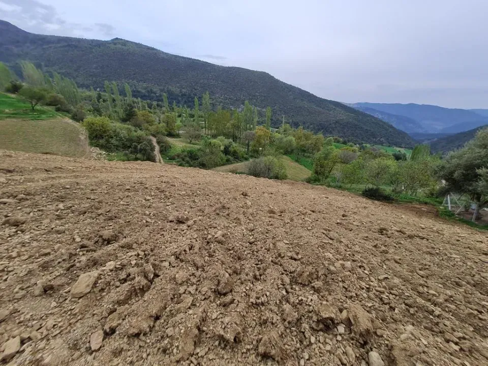 AVCI EMLAK'TAN GEYVE KARACAÖREN KÖYÜNDE 1020 m2 % 40 İMARLI MANZARALI HESAPLI ARSA