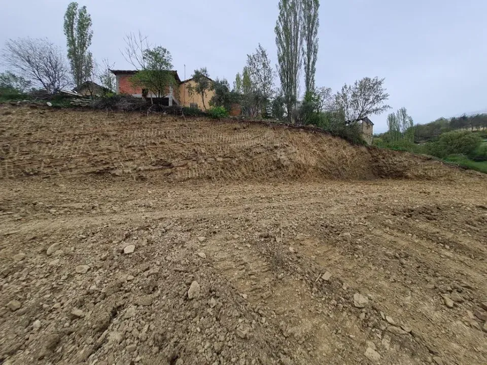 AVCI EMLAK'TAN GEYVE KARACAÖREN KÖYÜNDE 1020 m2 % 40 İMARLI MANZARALI HESAPLI ARSA