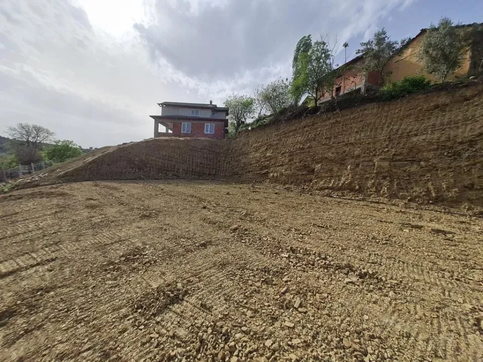 AVCI EMLAK'TAN GEYVE KARACAÖREN KÖYÜNDE 1020 m2 % 40 İMARLI MANZARALI HESAPLI ARSA