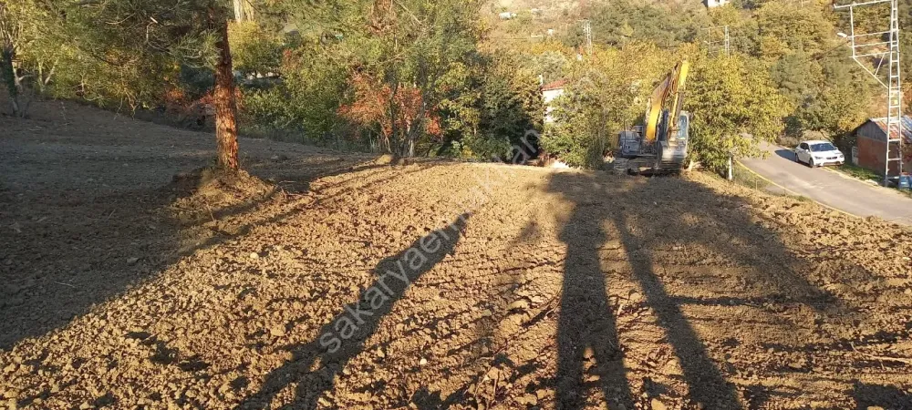 GEYVE MELEKŞESOLAK KÖYÜ'NÜN MANZARALI ARSALARINDAN % 40 İMARLI 1005 m²