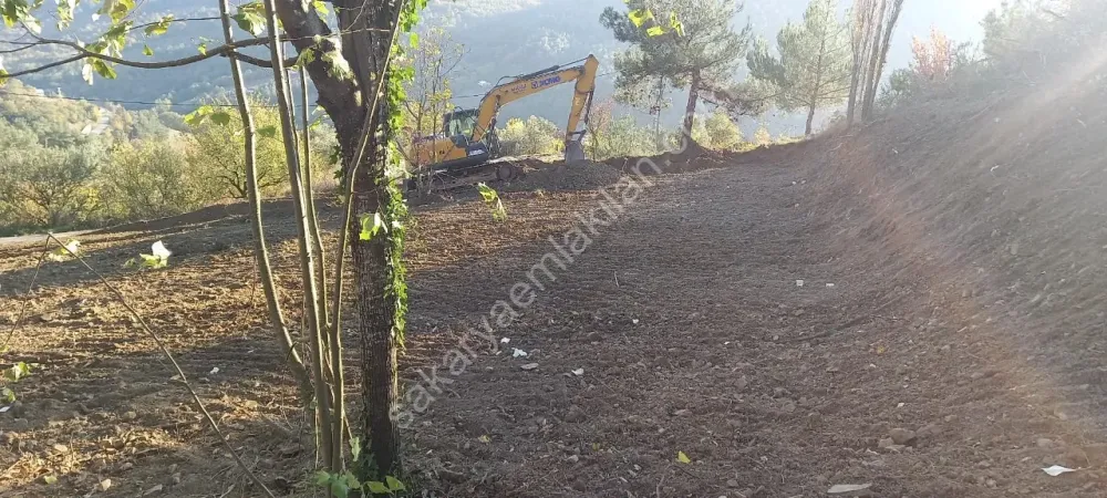 GEYVE MELEKŞESOLAK KÖYÜ'NÜN MANZARALI ARSALARINDAN % 40 İMARLI 1005 m²