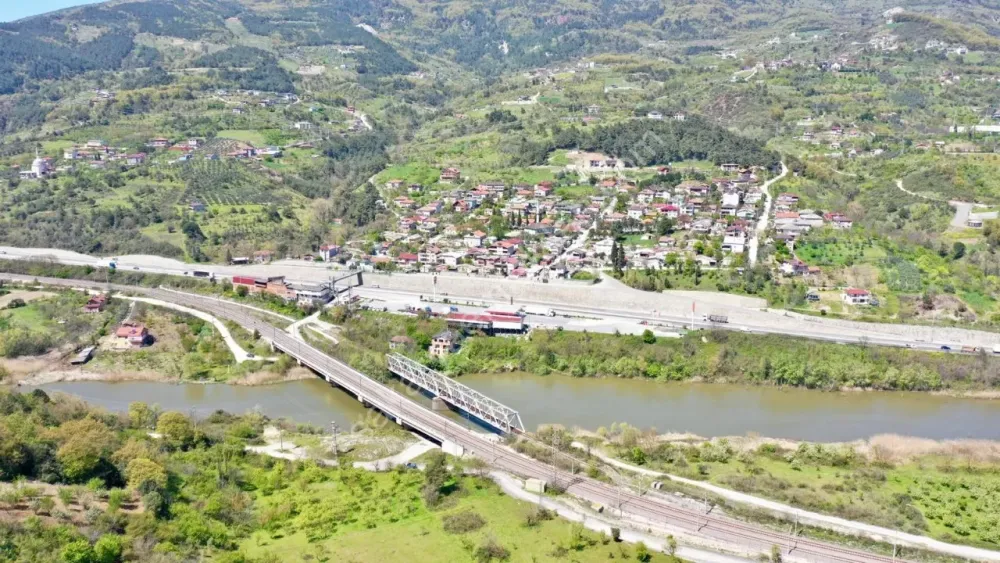 ARAÇ TAKASLI - GEYVE ALİFUATPAŞA'DA 2950 m² MANZARALI HESAPLI ARAZİ