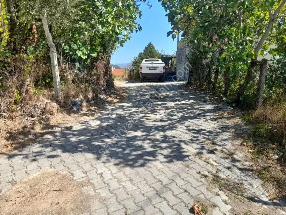 GEYVE KÖPRÜBAŞI MAHALLESİNDE 982 m² ARSA İÇİNDE 3 KATLI MÜSTAKİL EV - GENİŞ AİLELER İÇİN İDEAL