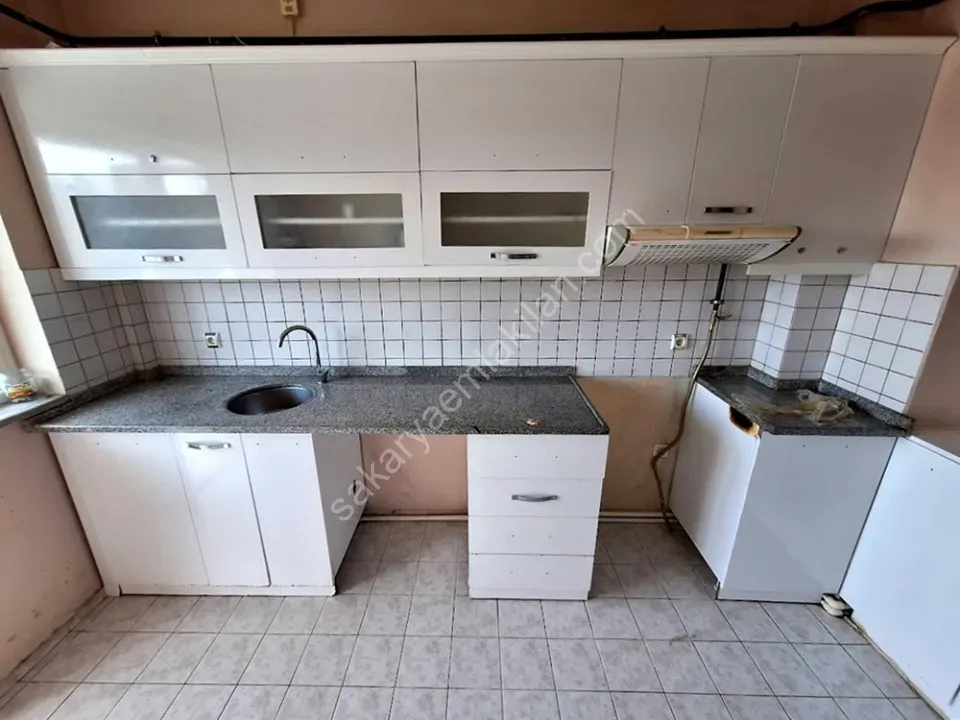 ADAPAZARI KARAMAN MAHALLESİNDE KİRALIK 3+1 DAİRE