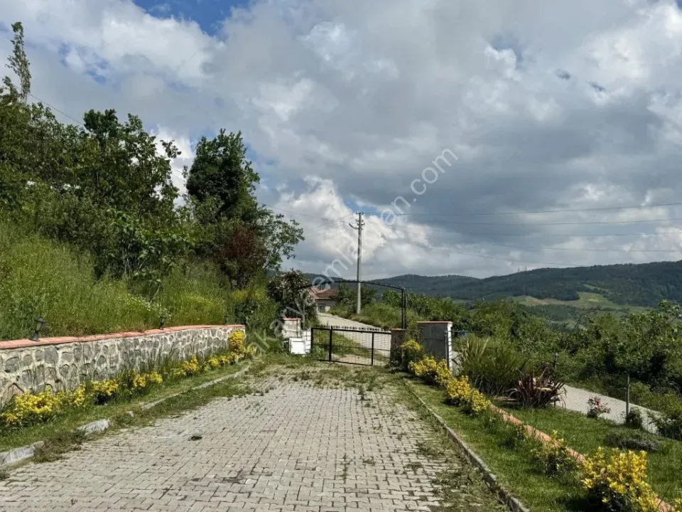 Sakarya -Geyve Akıncı Mahallesinde  5+1 Dublex Köy Evi