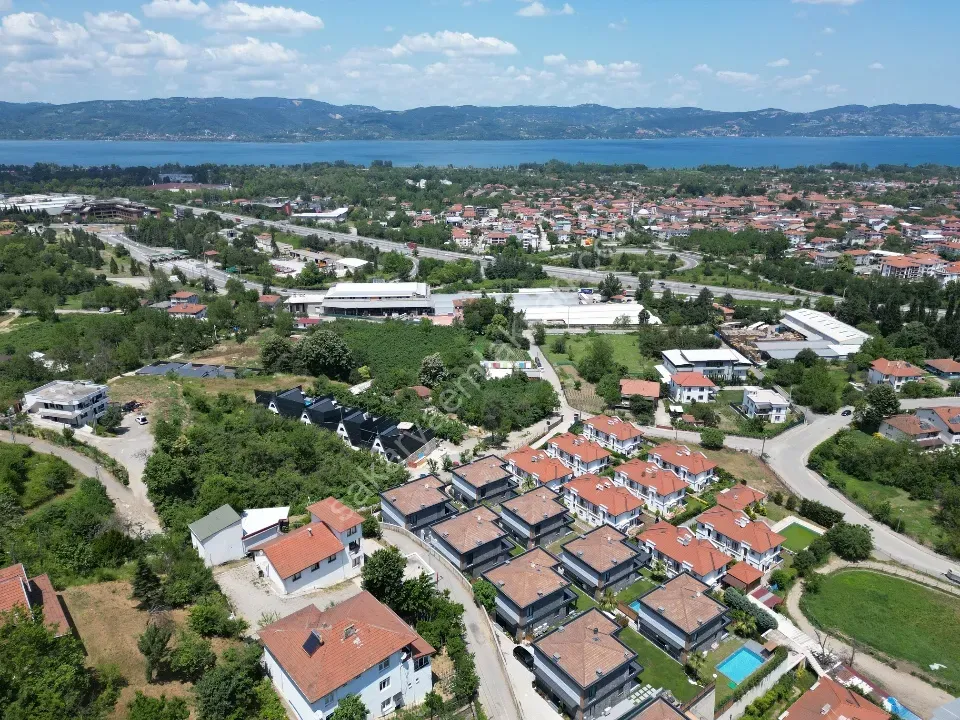 Sapanca’da Sükûnetin Kalbinde Manzaralı 1.270 m² Arsa