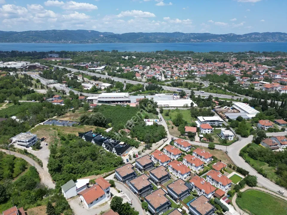 Sapanca’da Sükûnetin Kalbinde Manzaralı 1.270 m² Arsa