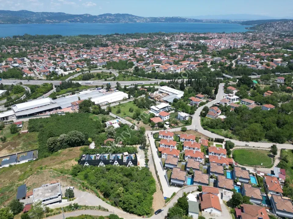 Sapanca’da Sükûnetin Kalbinde Manzaralı 1.270 m² Arsa