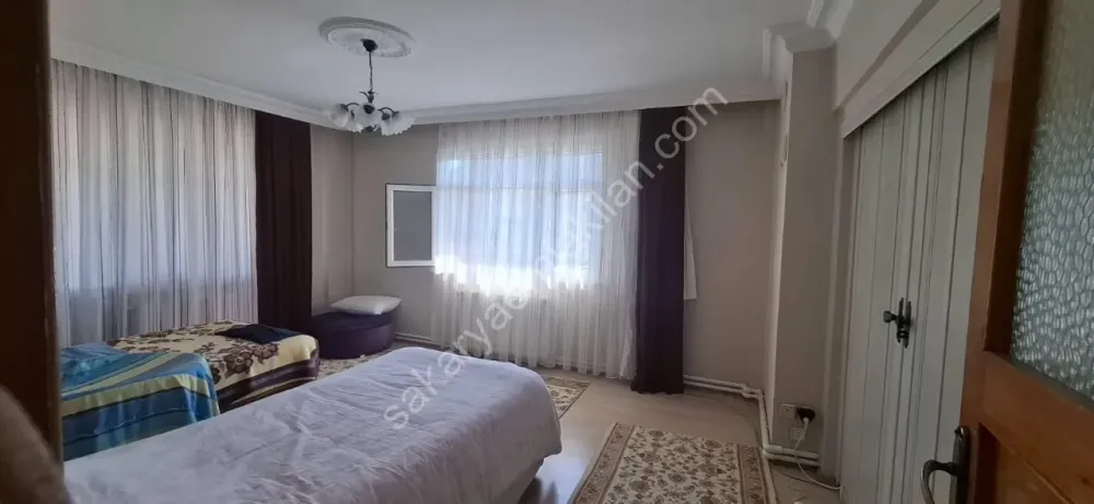 ADA CADDESİ'NDE AİLE APARTMANINDA FERAH GENİŞ SATILIK DAİRE
