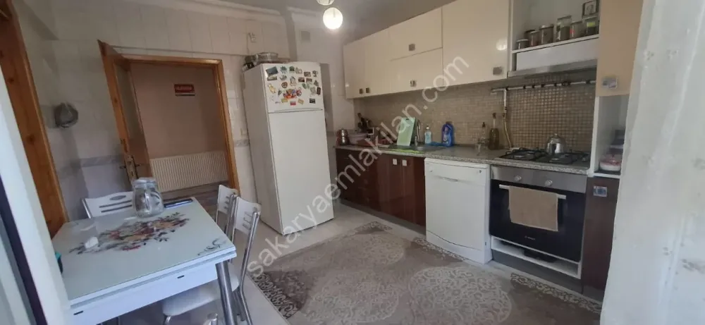 ADA CADDESİ'NDE AİLE APARTMANINDA FERAH GENİŞ SATILIK DAİRE