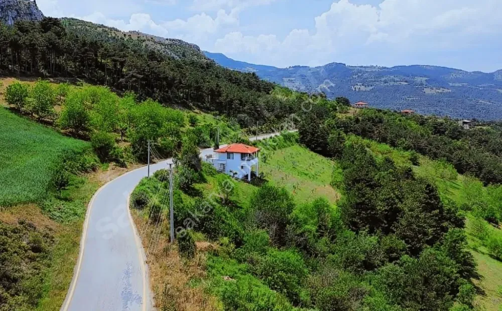 GEYVE CECELER KÖYÜNDE 508 m² ASFALTA CEPHE ELEKTRİK SU DİBİNDE HOBİ BAHÇESİ