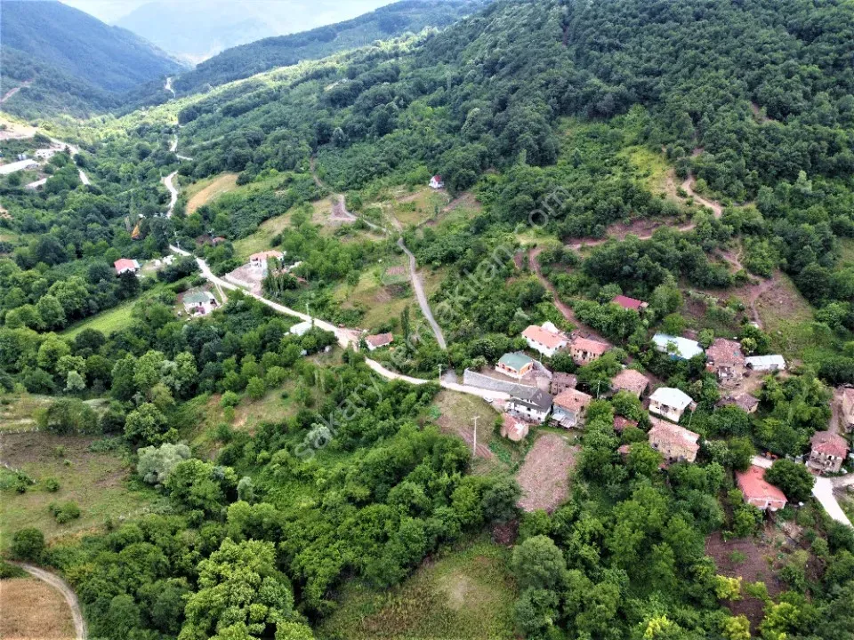 GEYVE AKINCI KÖYÜNDE 451 m² % 40 - 2 KAT KONUT İMARLI MANZARALI FIRSAT ARSA