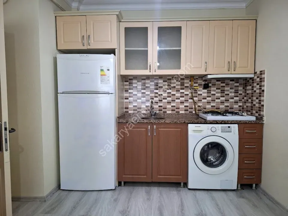 SERDİVAN MERKEZDE KİRALIK EŞYALI 1+1 APART DAİRE