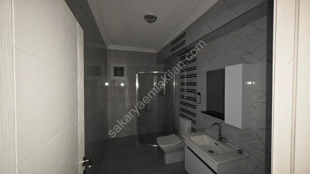 AKYAZI MERKEZ'DE KİRALIK ARA KAT 2+0 DAİRE ÖMERCİKLER MAHALLESİ