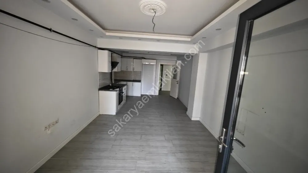 AKYAZI MERKEZ'DE KİRALIK ARA KAT 2+0 DAİRE ÖMERCİKLER MAHALLESİ