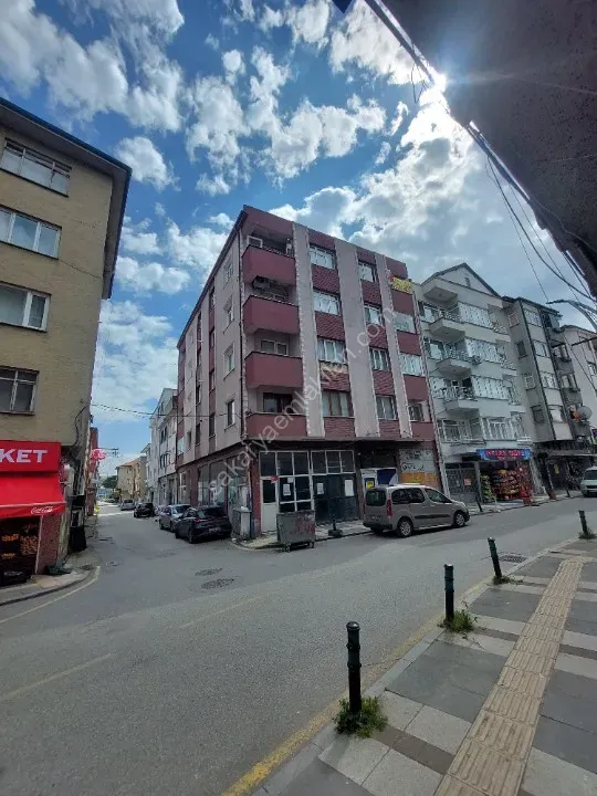 YILDIZ GAYRİMENKUL'DEN KİRALIK DAİRE DOĞUM EVİ İLERİSİ CADDE ÜZERİ