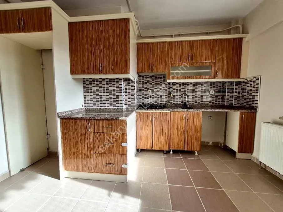 ADAPAZARI CAMİLİ MAHALLESİNDE KİRALIK 3+1 DAİRE