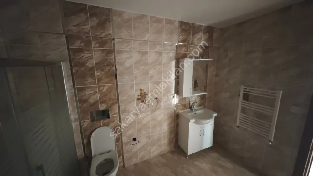 YENİ CAMİ AKYAZI MERKEZ'DE KİRALIK ARA KAT 2 + 1 NET 84 m2