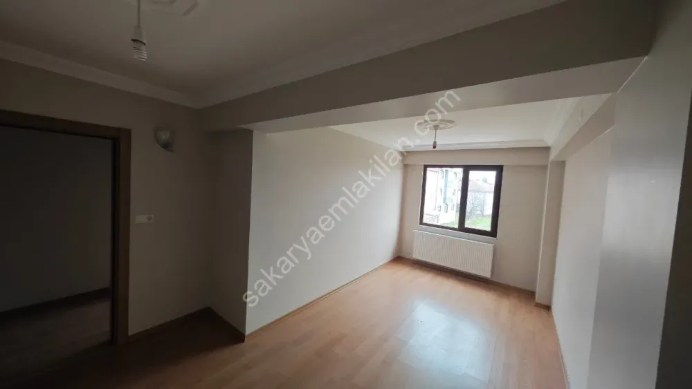 YENİ CAMİ AKYAZI MERKEZ'DE KİRALIK ARA KAT 2 + 1 NET 84 m2