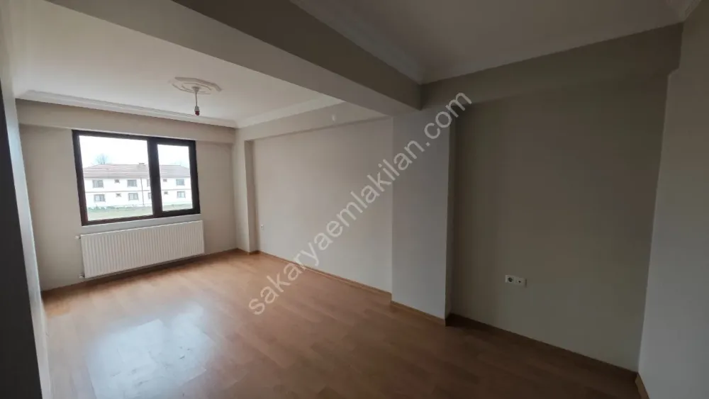 YENİ CAMİ AKYAZI MERKEZ'DE KİRALIK ARA KAT 2 + 1 NET 84 m2