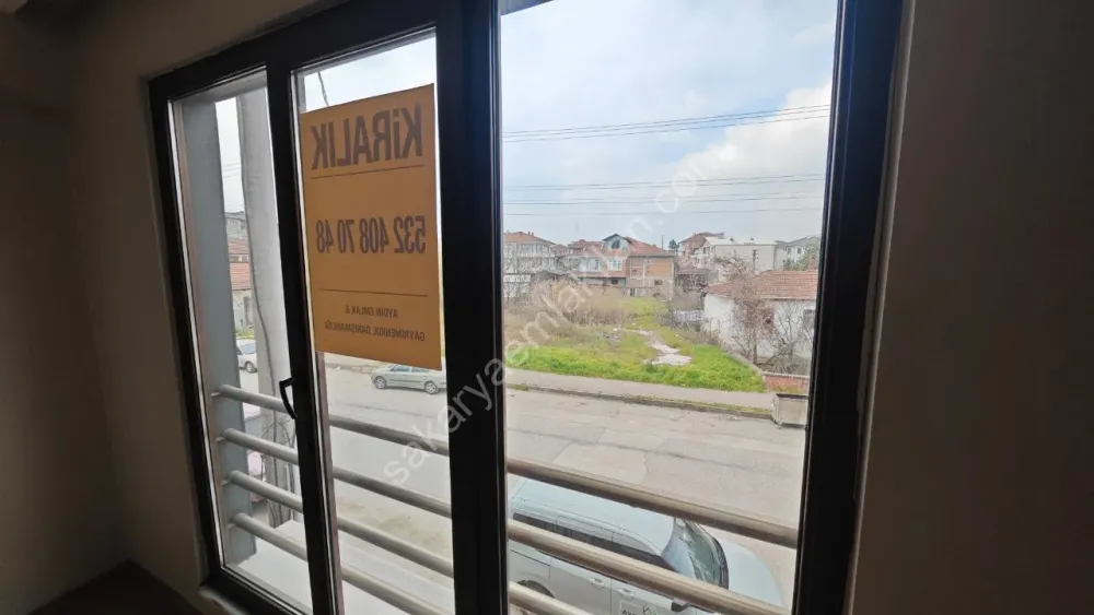 YENİ CAMİ AKYAZI MERKEZ'DE KİRALIK ARA KAT 2 + 1 NET 84 m2