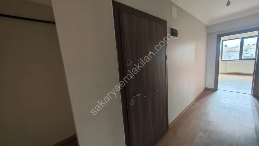 YENİ CAMİ AKYAZI MERKEZ'DE KİRALIK ARA KAT 2 + 1 NET 84 m2