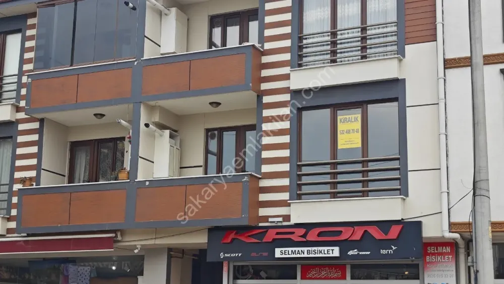 YENİ CAMİ AKYAZI MERKEZ'DE KİRALIK ARA KAT 2 + 1 NET 84 m2