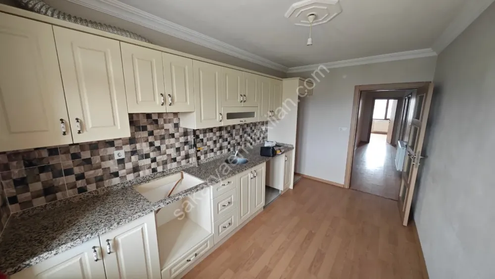 YENİ CAMİ AKYAZI MERKEZ'DE KİRALIK ARA KAT 2 + 1 NET 84 m2