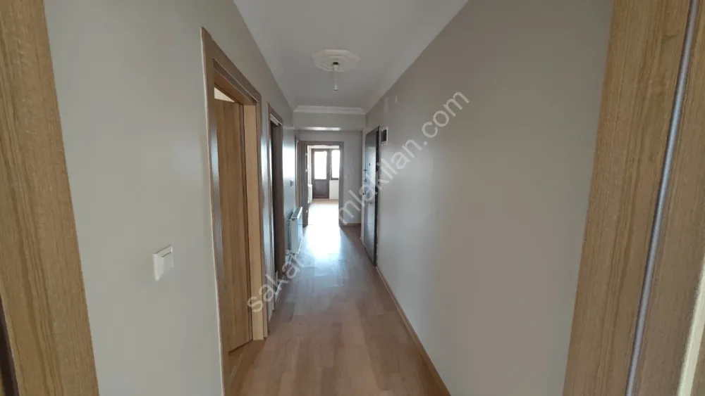 YENİ CAMİ AKYAZI MERKEZ'DE KİRALIK ARA KAT 2 + 1 NET 84 m2
