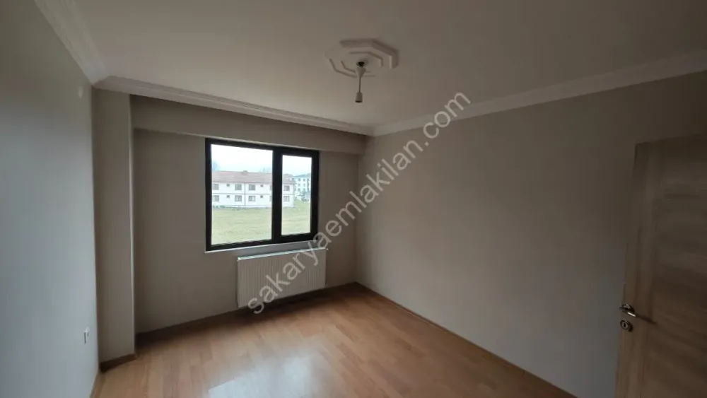YENİ CAMİ AKYAZI MERKEZ'DE KİRALIK ARA KAT 2 + 1 NET 84 m2