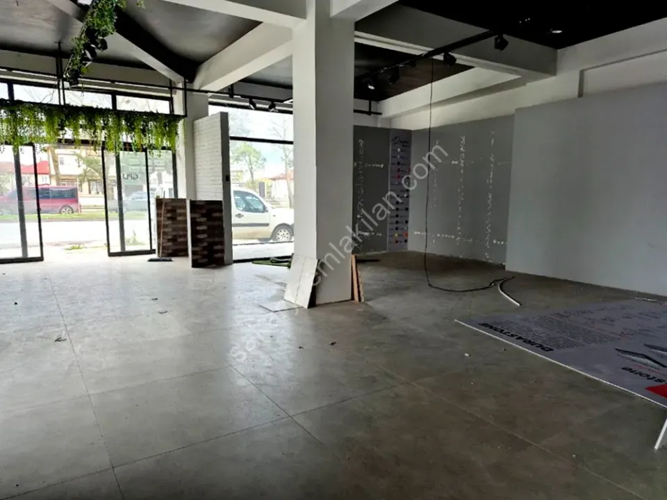 ADAPAZARI MERKEZDE KİRALIK 640 m² GENİŞ KULLANIMLI KÖŞE DÜKKAN