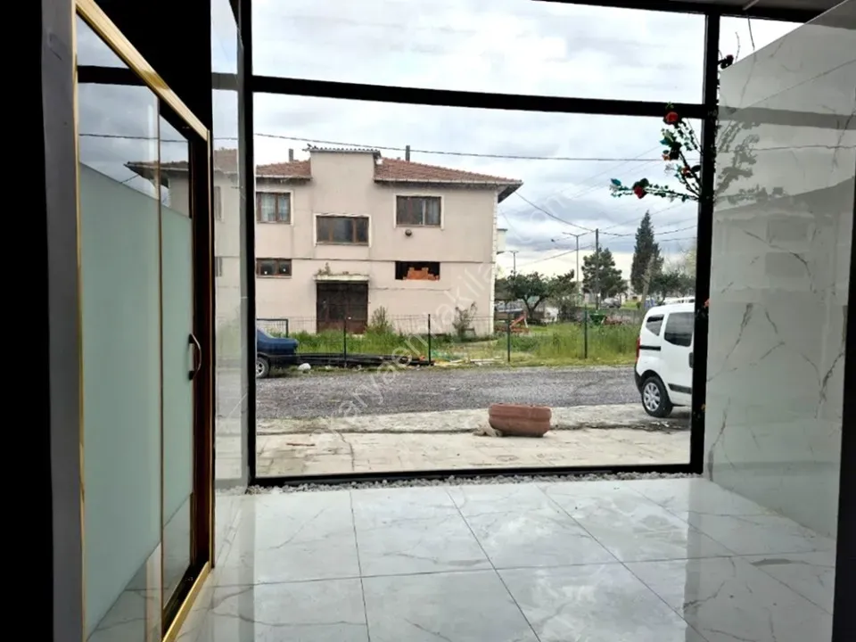 ADAPAZARI MERKEZDE KİRALIK 640 m² GENİŞ KULLANIMLI KÖŞE DÜKKAN