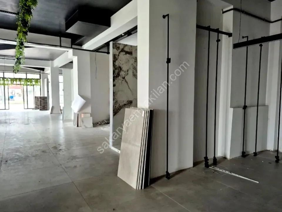 ADAPAZARI MERKEZDE KİRALIK 640 m² GENİŞ KULLANIMLI KÖŞE DÜKKAN