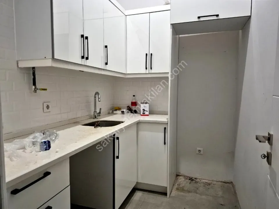 ADAPAZARI MERKEZDE KİRALIK 640 m² GENİŞ KULLANIMLI KÖŞE DÜKKAN