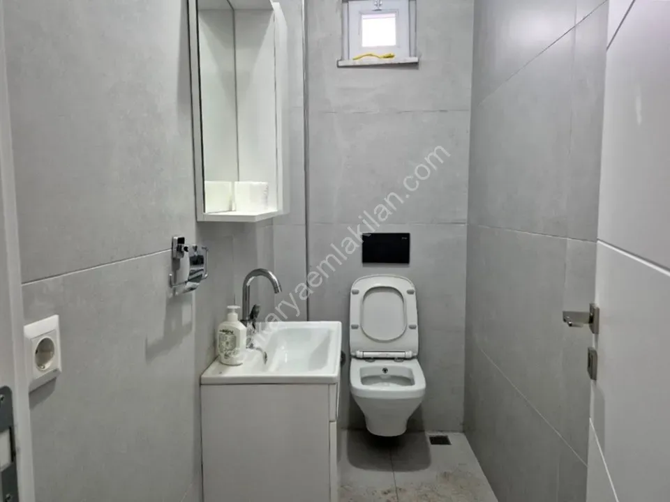 ADAPAZARI MERKEZDE KİRALIK 640 m² GENİŞ KULLANIMLI KÖŞE DÜKKAN