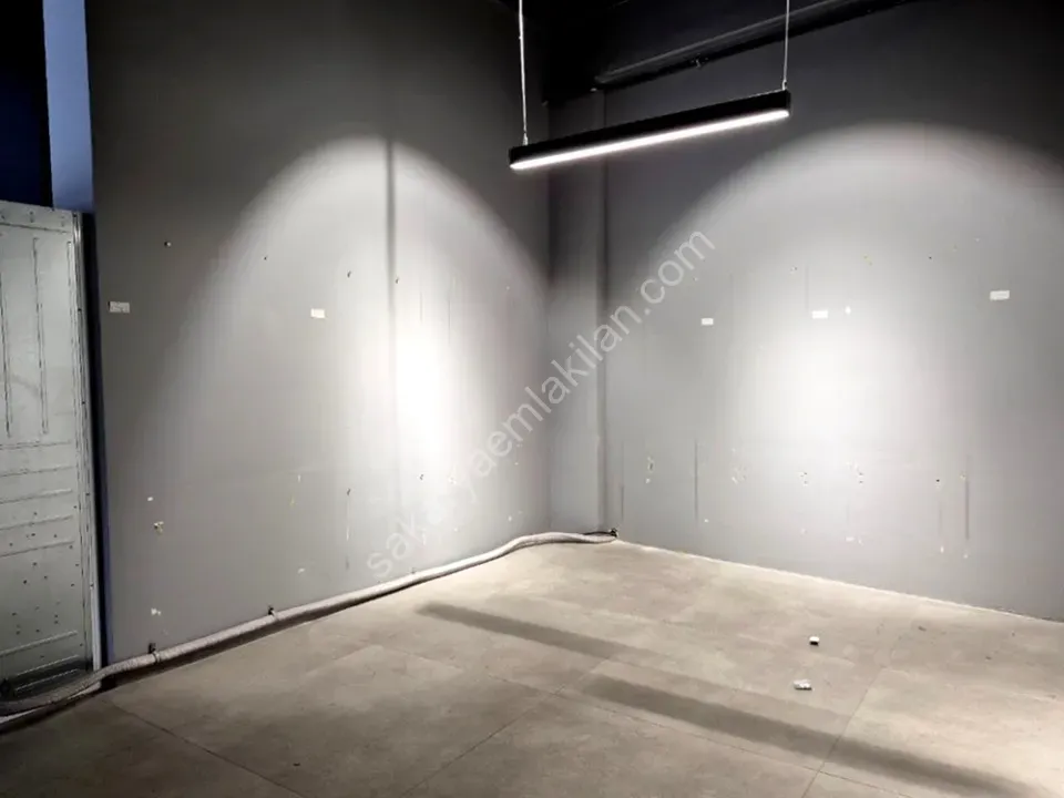 ADAPAZARI MERKEZDE KİRALIK 640 m² GENİŞ KULLANIMLI KÖŞE DÜKKAN