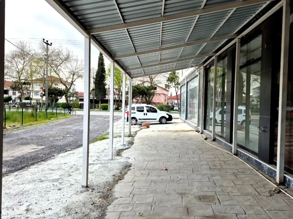 ADAPAZARI MERKEZDE KİRALIK 640 m² GENİŞ KULLANIMLI KÖŞE DÜKKAN