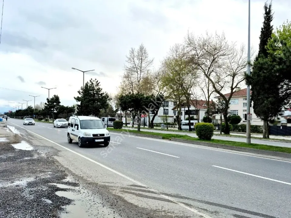 ADAPAZARI MERKEZDE KİRALIK 640 m² GENİŞ KULLANIMLI KÖŞE DÜKKAN