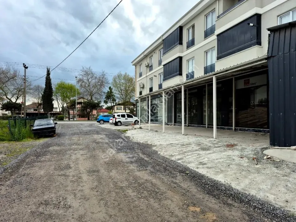 ADAPAZARI MERKEZDE KİRALIK 640 m² GENİŞ KULLANIMLI KÖŞE DÜKKAN