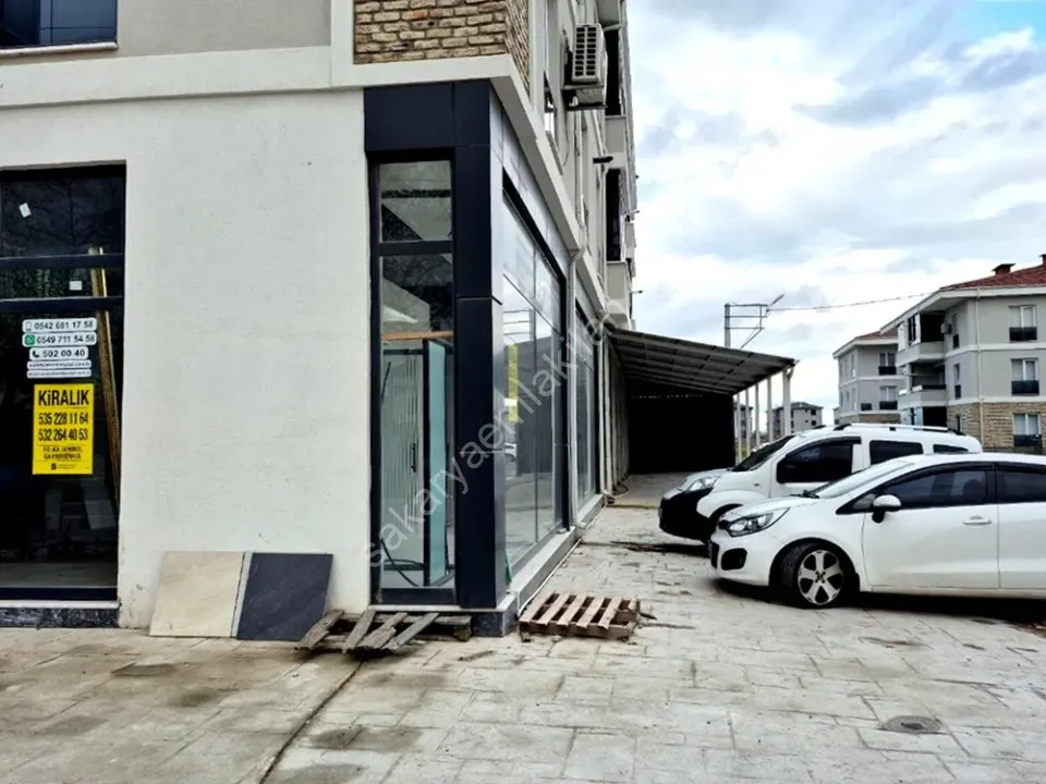 ADAPAZARI MERKEZDE KİRALIK 640 m² GENİŞ KULLANIMLI KÖŞE DÜKKAN