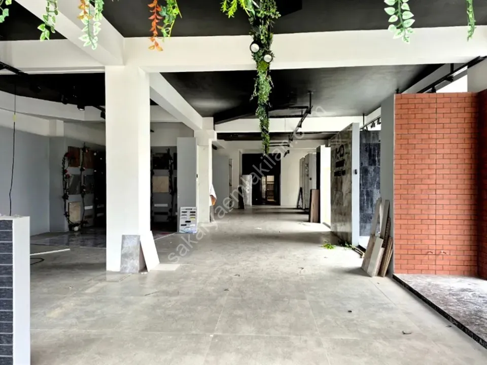 ADAPAZARI MERKEZDE KİRALIK 640 m² GENİŞ KULLANIMLI KÖŞE DÜKKAN