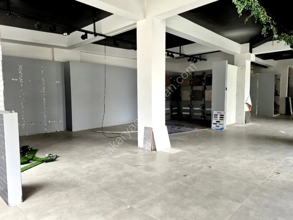 ADAPAZARI MERKEZDE KİRALIK 640 m² GENİŞ KULLANIMLI KÖŞE DÜKKAN