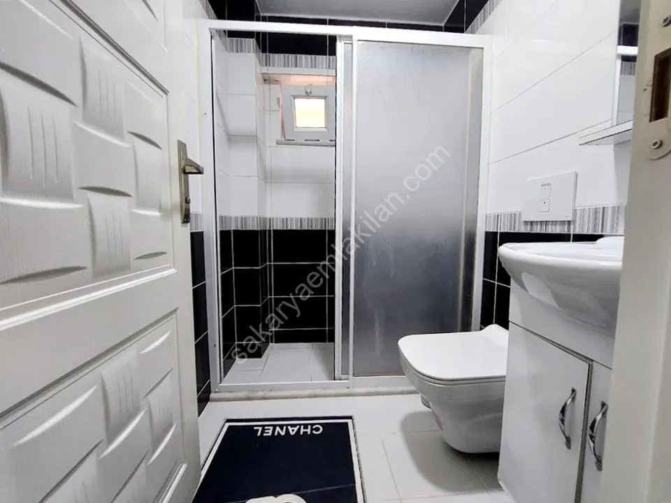 SERDİVAN MERKEZDE KİRALIK EŞYALI 2+1 DAİRE