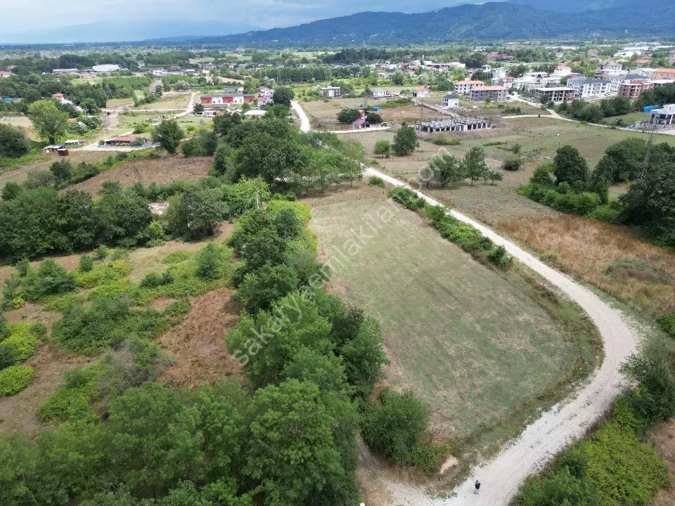 ARİFİYE NEVİYE'DE DOĞAYLA İÇ İÇE, KÖŞE PARSEL 2.363 m² İMARLI ARSA