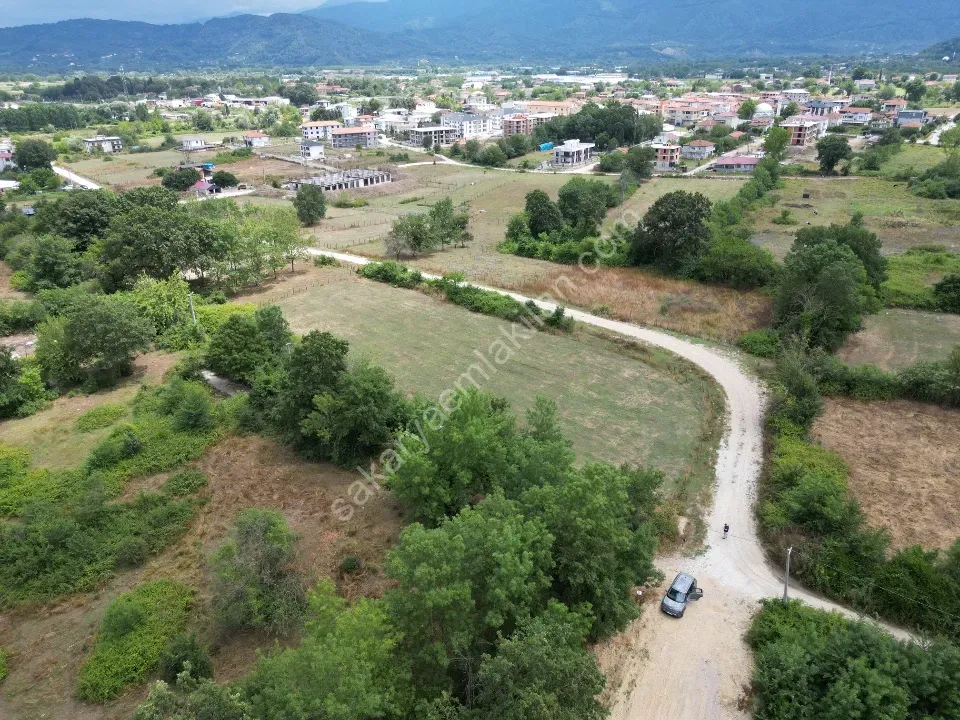 ARİFİYE NEVİYE'DE DOĞAYLA İÇ İÇE, KÖŞE PARSEL 2.363 m² İMARLI ARSA