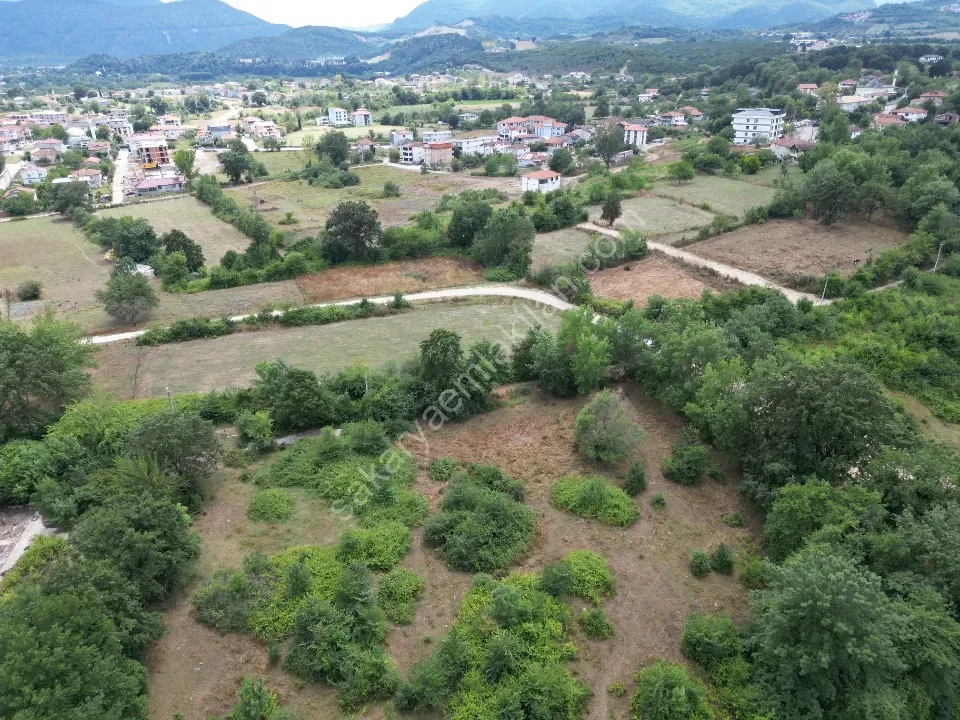 ARİFİYE NEVİYE'DE DOĞAYLA İÇ İÇE, KÖŞE PARSEL 2.363 m² İMARLI ARSA